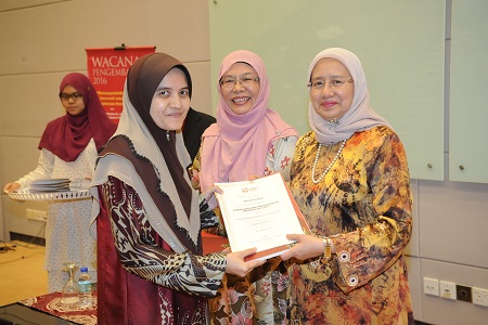 YBhg. Prof. Datin Paduka Dr. Aini Ideris  turut menyampaikan sijil penghargaan kepada para peserta Kursus Asas Sains Pengembangan Universiti 2016 Siri 1